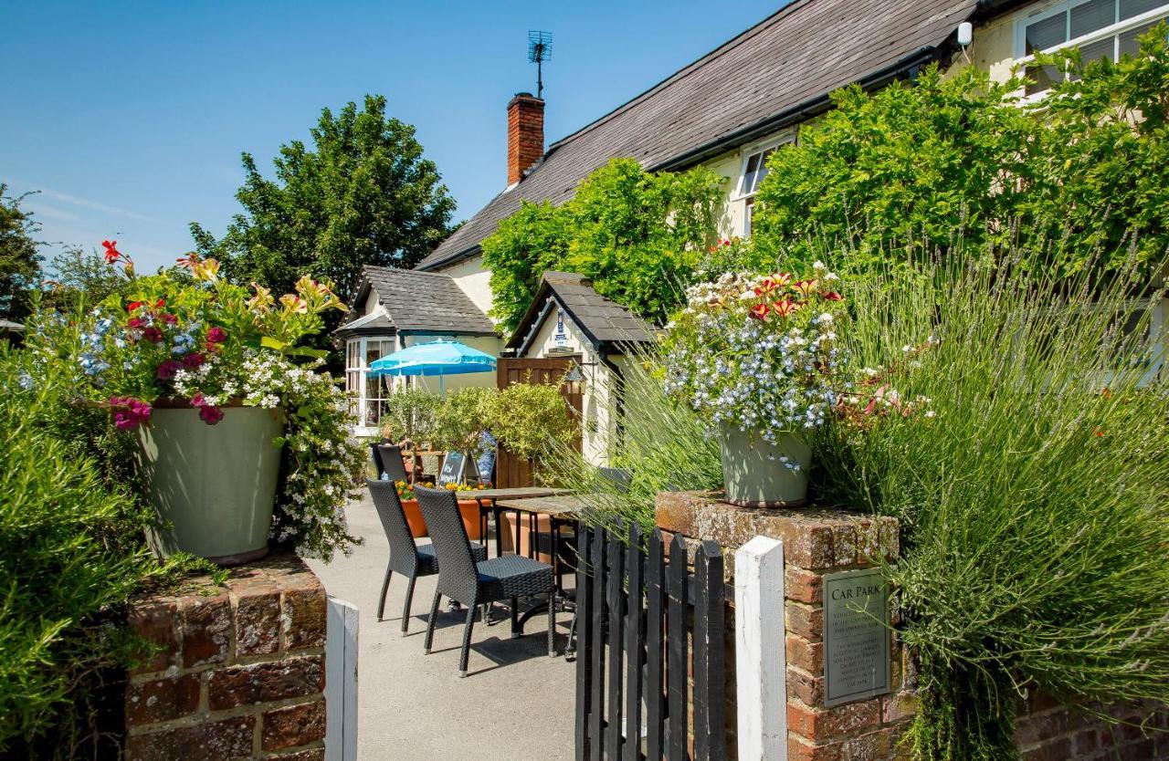 The Cricketers Clavering Екстериор снимка